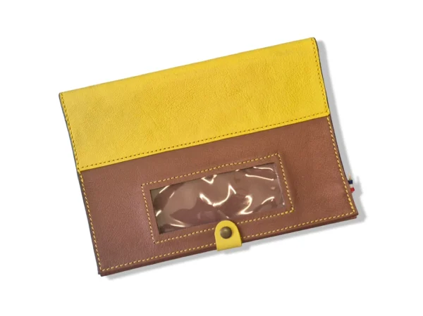 Un protège carnet en cuir jaune pour cheval
