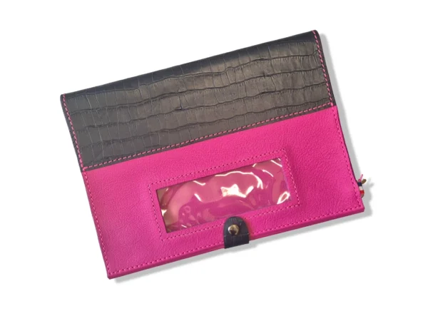 protege-carnet-cheval-cuir-rose Un protège carnet pour cavalière rose