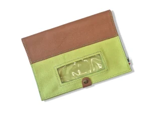 protege-carnet-cheval-cuir-vert-pomme Un protège carnet de cheval en cuir noisette et vert pomme