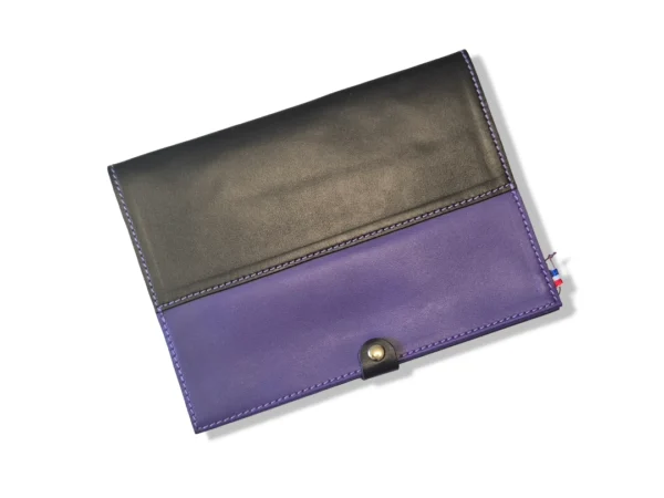 Un protège carnet en cuir pour cheval noir et violet