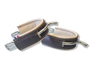 protetions-eperons-cuir-chocolat-beige Une paire de protections d'éperons en cuir pour cavalier