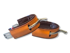 protetions-eperons-cuir-orange Una paire de protections d'éperons en cuir pour cavalier