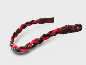 Un frontal pour cheval en cuir marron et rouge