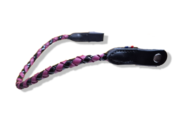 Un frontal en cuir pour cheval noir et fuschia