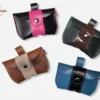 pochette-sac-a-crotte Des distributeurs de sac à caca pour chien personnalisables