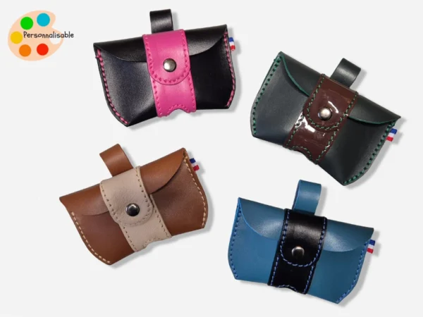 pochette-sac-a-crotte Des distributeurs de sac à caca pour chien personnalisables